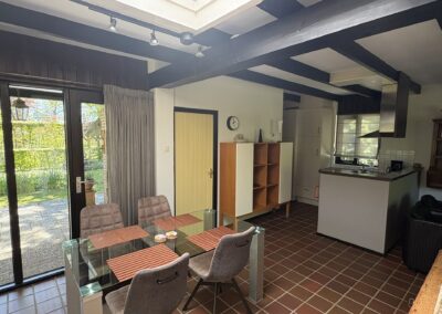 Eetkamer van bungalow De Kateeker in Ootmarsum