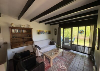 Zithoek met open gashaard in vakantiehuis De Kateeker Ootmarsum