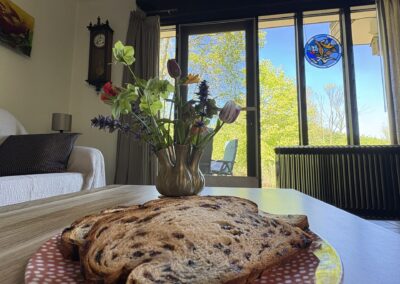 Welkomstbord met Twentse krentenwegge op tafel in bungalow De Kateeker Ootmarsum