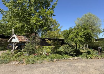 Tuin met bomen bij vakantiehuis De Kateeker Ootmarsum
