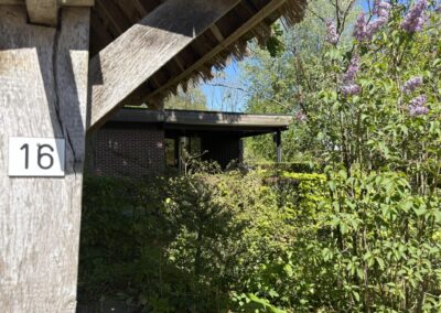 Ingang van vakantiehuis De Kateeker aan Kleikoel 16 in Ootmarsum met groene tuin