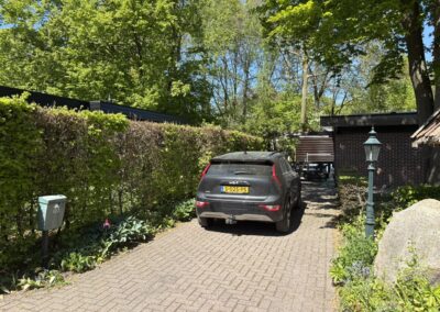 Eigen oprit met parkeerplaats bij vakantiehuis De Kateeker aan de Kleikoel Ootmarsum
