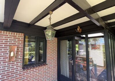 Voorgevel van bungalow De Kateeker in Ootmarsum met bakstenen gevel en terras