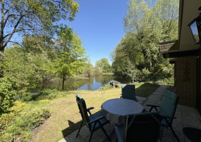 Tuintafel met stoelen in de tuin van De Kateeker met uitzicht op de Kleikoel Ootmarsum