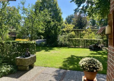 Tuin met bomen bij vakantiehuis De Kateeker Ootmarsum
