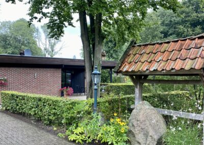 Eigen oprit met parkeerplaats bij vakantiehuis De Kateeker aan de Kleikoel Ootmarsum